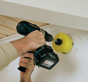 Badrumsfläkt: Borra hål i väggen med hålsåg Badrumsfläkt: Borra hål i väggen med hålsåg